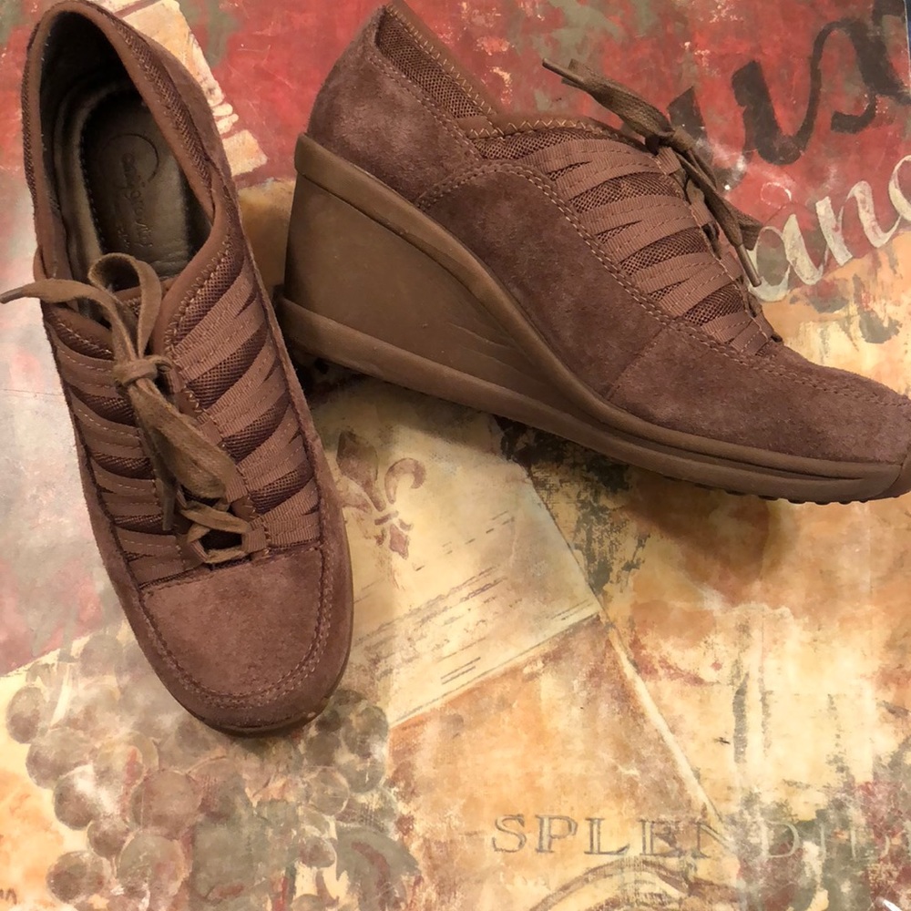 Easy Spirit Antigravity suede wedge lace up shoes.